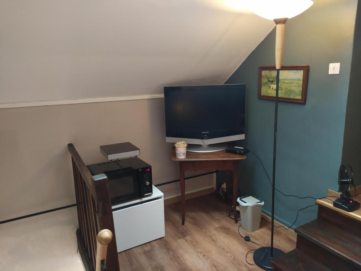 Bed and Breakfast PETIT SAINT HUBERT 1 à 4 PERSONNES Velles  Esterno foto